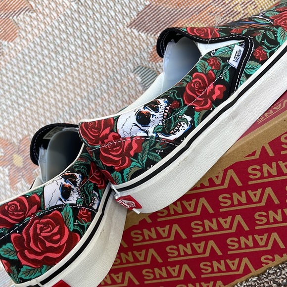 Vans WMNS Classic Slip-0n
Rose Skulls Black/True White 
VN0A7Q5D6BT
Sneakers - Picture 15 of 16